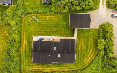 Gedda - from the Sea: Blå, Busk, Sommerhus, Bunddække, Have, Estate, Skygge, Landscaping, Stuehus, Eco Hotel