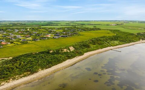 Gedda - from the Sea: Blå, Busk, Sommerhus, Bunddække, Have, Estate, Skygge, Landscaping, Stuehus, Eco Hotel