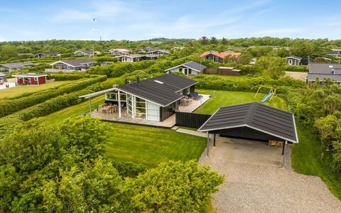 Gedda - from the Sea: Blå, Busk, Sommerhus, Bunddække, Have, Estate, Skygge, Landscaping, Stuehus, Eco Hotel