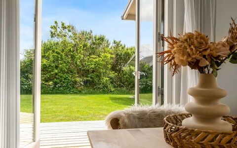 Gedda - from the Sea: Blå, Busk, Sommerhus, Bunddække, Have, Estate, Skygge, Landscaping, Stuehus, Eco Hotel