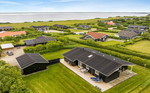 Gedda - from the Sea: Blå, Busk, Sommerhus, Bunddække, Have, Estate, Skygge, Landscaping, Stuehus, Eco Hotel