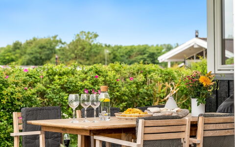 Gedda - from the Sea: Blå, Busk, Sommerhus, Bunddække, Have, Estate, Skygge, Landscaping, Stuehus, Eco Hotel