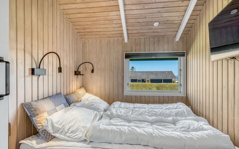 Ofrath - 350M to the Fjord: Træ, Soveværelse, Seng, Loft, Sengetøj, Bejdse, Sengetøj, Hårdttræ, Planke, Bed Frame