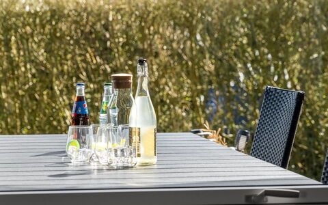 Ofrath - 350M to the Fjord: Møbel, Bord, Bordservice, Udendørs Møbler, Udendørs Bord, Drinkware, Stol, Mad, Serveware, Køkken & Spisebord