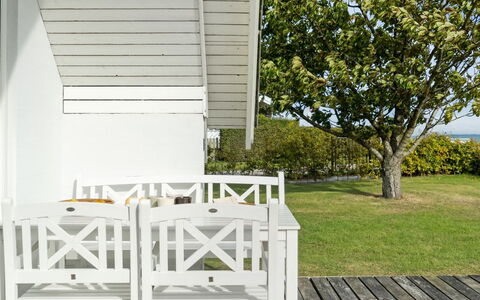 Jolanta - 20M from the Sea: Træ, Hjem, Veranda, Dæk, Hårdttræ, Tag, Bejdse, Trægulve, Eco Hotel