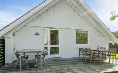 Jolanta - 20M from the Sea: Træ, Hus, Hjem, Tag, Sommerhus, Sidespor, Dør, Planke, Hårdttræ, Veranda