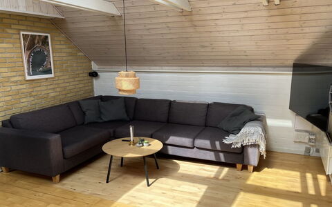 Jolanta - 20M from the Sea: Gulvbelægning, Træ, Etage, Møbel, Trægulve, Stue, Bejdse, Hårdttræ, Couch