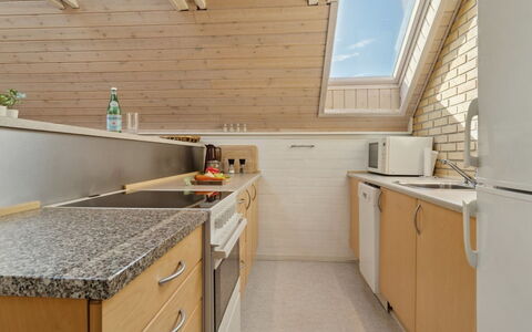 Jolanta - 20M from the Sea: Køkken, Countertop, Træ, Gulvbelægning, Større Bandage, Køkken Apparat, Cabinetry, Indretning, Etage, Loft