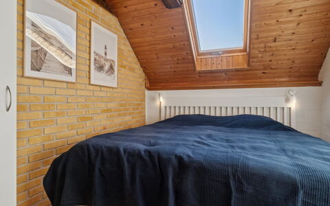 Jolanta - 20M from the Sea: Soveværelse, Træ, Seng, Etage, Indretning, Gulvbelægning, Møbel, Loft, Sengetøj, Sengetøj