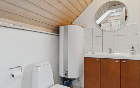 Jolanta - 20M from the Sea: Sanitærarmatur, Gulvbelægning, Etage, Træ, Håndvask, Badeværelsesvask, Tap, Indretning, Badeværelse, Toilet