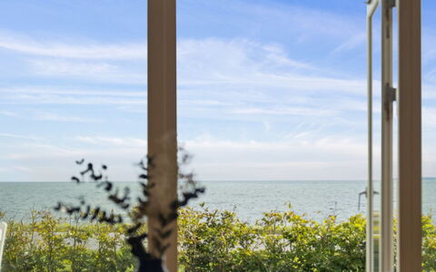 Jolanta - 20M from the Sea: Hav, Horisont, Kyst, Ocean, Coastal Og Oceaniske Landskabsformer, Strand, Kyst, Sollys, Skygge, Udendørs Møbler