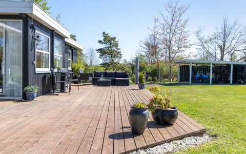 Ønd - 600M from the Sea: Møbel, Indretning, Gulvbelægning, Etage, Loft, Værelse, Stol, Bord, Lejlighed, Køkken & Spisebord