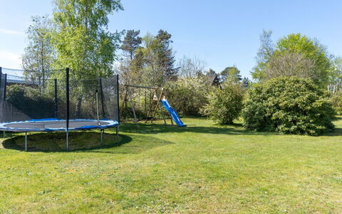 Ønd - 600M from the Sea: Møbel, Indretning, Gulvbelægning, Etage, Loft, Værelse, Stol, Bord, Lejlighed, Køkken & Spisebord