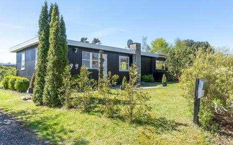 Ønd - 600M from the Sea: Møbel, Indretning, Gulvbelægning, Etage, Loft, Værelse, Stol, Bord, Lejlighed, Køkken & Spisebord