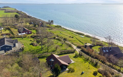 Asel - 25M from the Sea: Tag, Hjem, Dør, Sommerhus, Skygge, Sidespor, Gård, Estate, Backyard