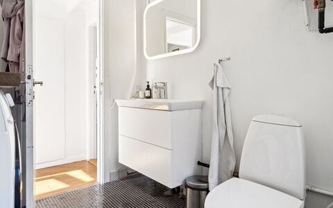 Usbjorn - 500M from the Sea: Gulvbelægning, Indretning, Etage, Sanitærarmatur, Vvs, Toilet, Værelse, Badeværelse, Toiletbræt, Loft