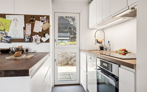 Usbjorn - 500M from the Sea: Køkken Apparat, Køkken, Countertop, Større Bandage, Indretning, Gulvbelægning, Cabinetry, Husholdningsapparat, Træ, Møbel