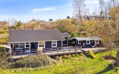 Usbjorn - 500M from the Sea: Sommerhus, Hjem, Veranda, Sidespor, Stuehus, Bjælkehytte, Hegn, Backyard