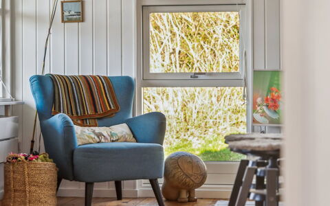 Usbjorn - 500M from the Sea: Møbel, Indretning, Gulvbelægning, Textile, Hjem, Etage, Stol, Stue, Værelse, Belysning
