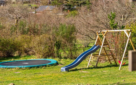 Usbjorn - 500M from the Sea: Blå, Græs, Legepladsudstyr, Chute, Legetøjsrutsjebane, Legeplads, Have, Skygge, Lawn, Fritid