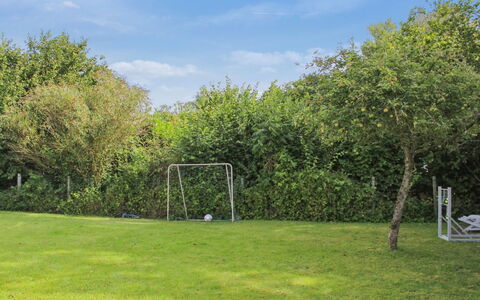 Milrid - 100M from the Sea: Græs, Busk, Have, Land Lot, Lawn, Skygge, Eng, Landscaping, Gård
