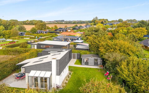 Milrid - 100M from the Sea: Boligområde, Tag, Hus, Hjem, Estate, Have, Forstad, Landscaping, Lawn, Gård