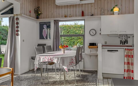 Milrid - 100M from the Sea: Møbel, Indretning, Gulvbelægning, Loft, Træ, Køkken, Etage, Værelse, Lysarmatur, Belysning