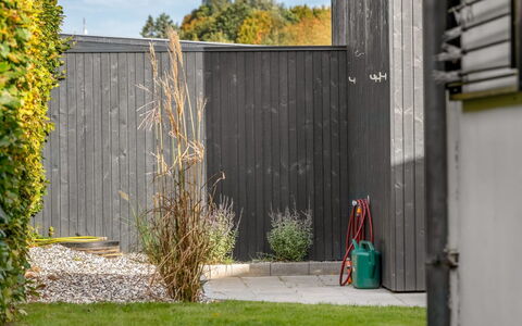 Milrid - 100M from the Sea: Træ, Have, Backyard, Planke, Hårdttræ, Home Fencing, Gård, Landscaping, Sidespor, Hegn