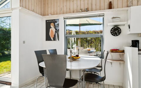Milrid - 100M from the Sea: Møbel, Indretning, Gulvbelægning, Loft, Stol, Etage, Køkken & Spisebord, Bord, Belysning, Køkken