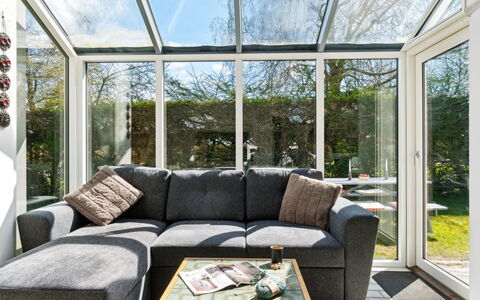 Milrid - 100M from the Sea: Indretning, Couch, Møbel, Hjem, Stue, Loft, Stol, Stueplante, Dagslys
