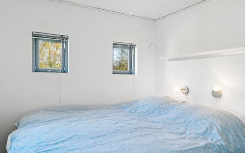 Milrid - 100M from the Sea: Loft, Indretning, Soveværelse, Belysning, Værelse, Sengetøj, Sengetøj, Seng, Lysarmatur, Sengetøj