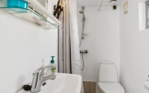Milrid - 100M from the Sea: Sanitærarmatur, Væg, Badeværelsesvask, Indretning, Håndvask, Badeværelse, Gulvbelægning, Etage, Toilet, Tap