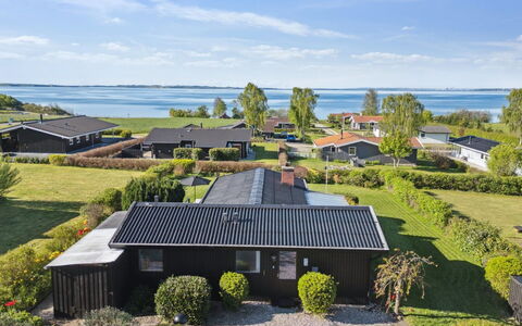 Manfred - 250M from the Sea: Svømmepøl, Udendørs Møbler, Møbel, Udvej, Flise, Eco Hotel, Skygge, Stol, Fritid, Estate