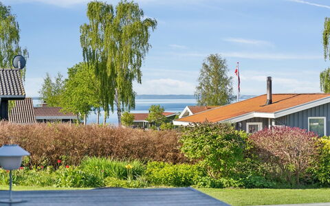 Manfred - 250M from the Sea: Svømmepøl, Udendørs Møbler, Møbel, Udvej, Flise, Eco Hotel, Skygge, Stol, Fritid, Estate
