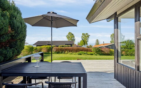 Manfred - 250M from the Sea: Svømmepøl, Udendørs Møbler, Møbel, Udvej, Flise, Eco Hotel, Skygge, Stol, Fritid, Estate