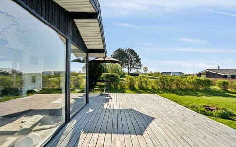 Manfred - 250M from the Sea: Svømmepøl, Udendørs Møbler, Møbel, Udvej, Flise, Eco Hotel, Skygge, Stol, Fritid, Estate
