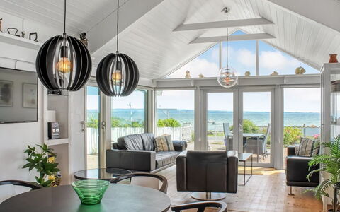 Michel - 25M from the Sea: Indretning, Loft, Lysarmatur, Gulvbelægning, Hjem, Stue, Couch, Etage, Lysekrone, Dør