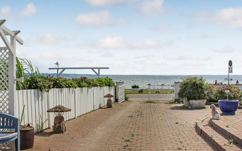 Michel - 25M from the Sea: Himmel, Sky, Hav, Skygge, Blomsterkrukke, Kyst, Ocean, Walkway, Stueplante, Udendørs Møbler