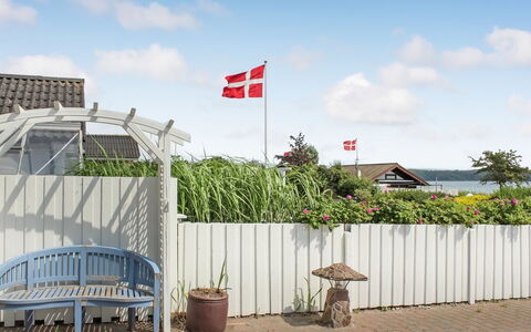 Michel - 25M from the Sea: Busk, Have, Hegn, Skygge, Stakit, Blomsterkrukke, Landscaping, Home Fencing, Gård, Stueplante