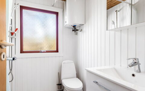 Bedri - 150M from the Sea: Sanitærarmatur, Træ, Badeværelse, Gulvbelægning, Toiletbræt, Toilet, Etage, Vvs, Tap, Håndvask