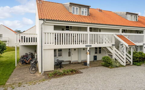 Jelke - 1Km from the Sea: Møbel, Indretning, Gulvbelægning, Etage, Loft, Værelse, Stol, Bord, Lejlighed, Køkken & Spisebord