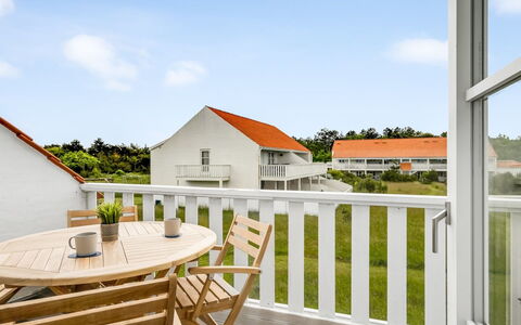 Jelke - 1Km from the Sea: Møbel, Indretning, Gulvbelægning, Etage, Loft, Værelse, Stol, Bord, Lejlighed, Køkken & Spisebord