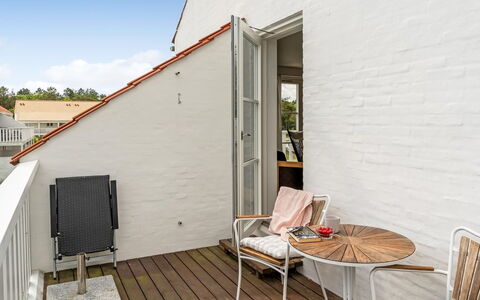 Jelke - 1Km from the Sea: Møbel, Indretning, Gulvbelægning, Etage, Loft, Værelse, Stol, Bord, Lejlighed, Køkken & Spisebord