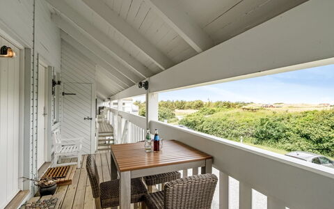 Jelke - 1Km from the Sea: Møbel, Indretning, Gulvbelægning, Etage, Loft, Værelse, Stol, Bord, Lejlighed, Køkken & Spisebord