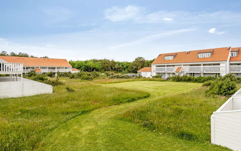 Jelke - 1Km from the Sea: Møbel, Indretning, Gulvbelægning, Etage, Loft, Værelse, Stol, Bord, Lejlighed, Køkken & Spisebord