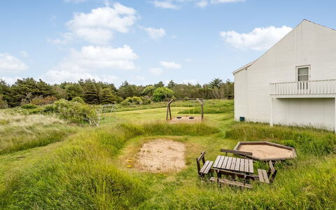 Jelke - 1Km from the Sea: Møbel, Indretning, Gulvbelægning, Etage, Loft, Værelse, Stol, Bord, Lejlighed, Køkken & Spisebord