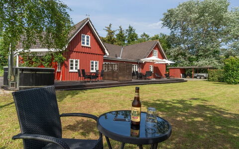 Ieva - 3.9Km from the Sea: Hjem, Boligområde, Hus, Sommerhus, Tag, Land Lot, Sidespor, Have, Estate, Lawn