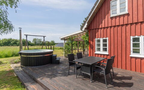 Ieva - 3.9Km from the Sea: Hjem, Boligområde, Hus, Sommerhus, Tag, Land Lot, Sidespor, Have, Estate, Lawn