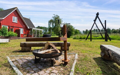 Ieva - 3.9Km from the Sea: Hjem, Boligområde, Hus, Sommerhus, Tag, Land Lot, Sidespor, Have, Estate, Lawn
