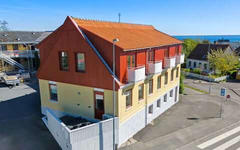 Eicke - 400M from the Sea: Træ, Tag, Arkitektur, Hjem, Hus, Sommerhus, Sidespor, Hårdttræ, Hældning, Estate